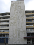 905850 Afbeelding van het betonreliëf 'Apollo' van Romualda van Stolk (1921-2012), op een liftkoker van het flatgebouw ...